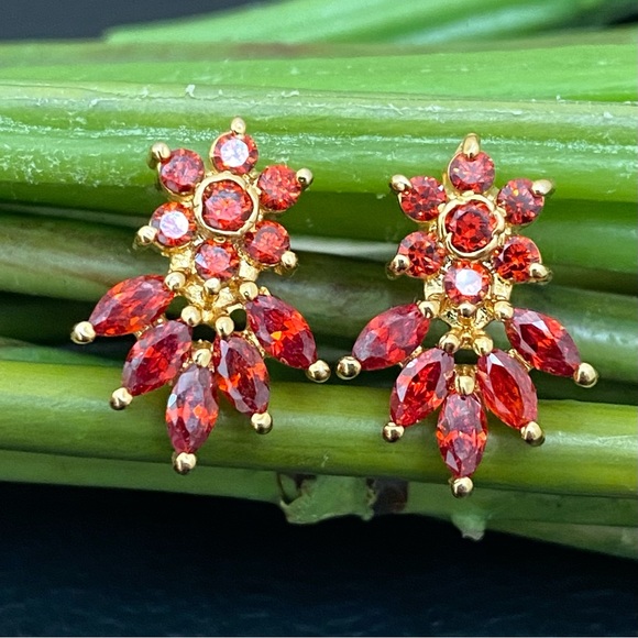 Unsigned Marquise CZ Gold-tone Flower Stud Earrings 4.8g - Picture 10 of 15